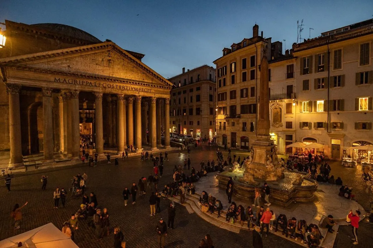 Pantheon Balcony Morgana Suite Roma İtalya